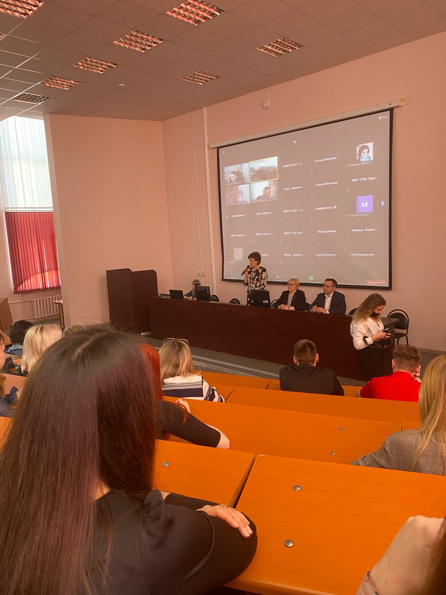 Встреча студентов выпускных курсов с потенциальными работодателями по вопросу трудоустройства.